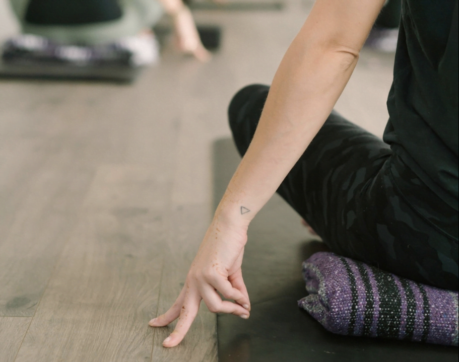 You are currently viewing Bhu Mudra – How to Combat Anxiety and Find Peace