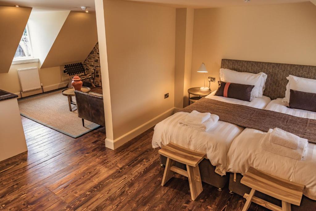 Attic Suites MacTaggart and Kinniburgh These stunning attic suites give an incredible view of the River Tay and Telford Bridge.  A spacious living area/kitchenette, bathroom and king sized bed with the additional option of a pop up ‘z bed’ Ideal for couples looking for a longer stay or guests with younger children.  The MacTaggart suite can be created into a king or twin room as requested when booking.  Located on the third floor.